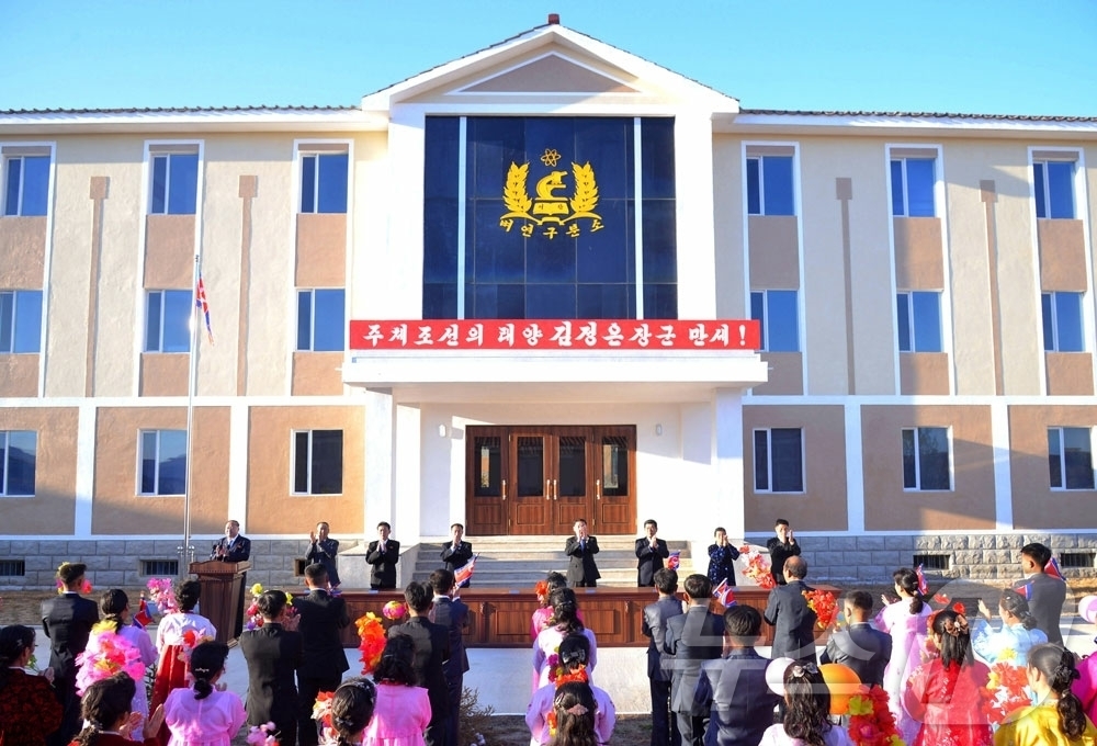 (평양 노동신문=뉴스1) = 북한 노동당 노동신문은 11일 "농업과학원 과수학연구소 경성 과수연구분소와 벼연구소 어랑벼연구분소가 훌륭히 건설되여 준공하였다"고 보도했다. [국내에서 …