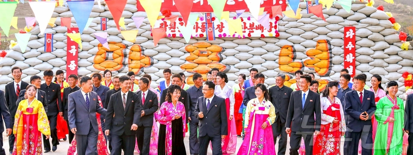 (평양 노동신문=뉴스1) = 북한 노동당 기관지 노동신문은 11일 "각지에서 결산분배가 연일 진행되고 있다"면서 "농촌진흥의 시대가 펼쳐지고 있다"고 보도했다. [국내에서만 사용가 …