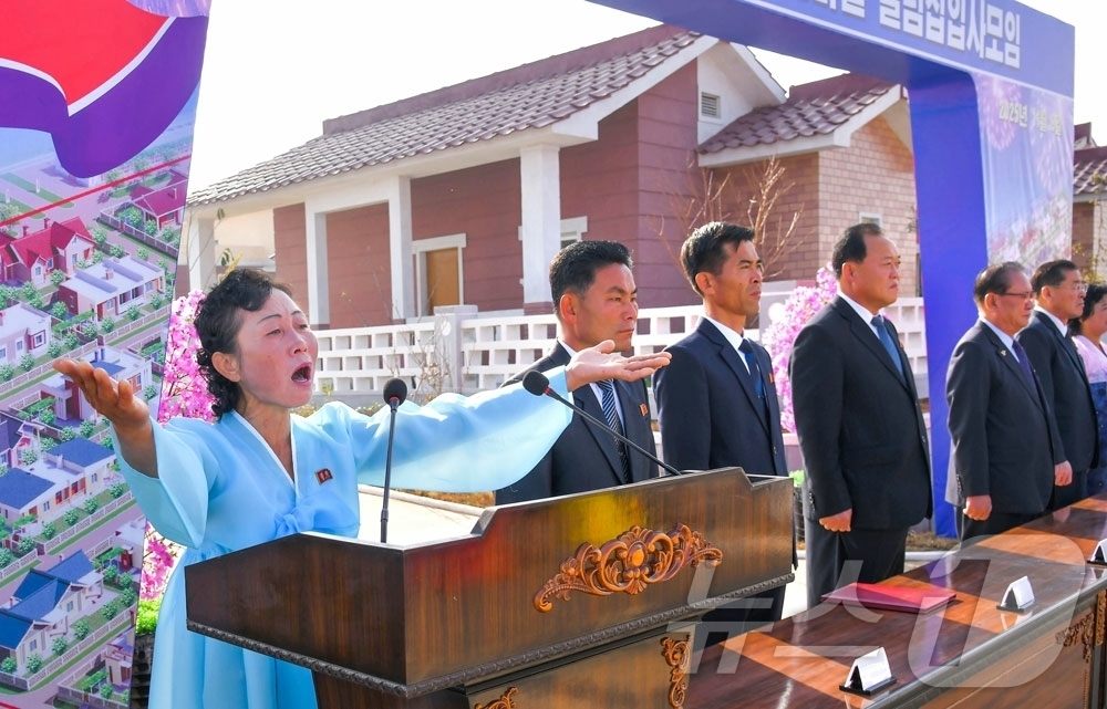 (평양 노동신문=뉴스1) = 북한 노동당 기관지 노동신문은 11일 "서해곡창의 배천군 역구도농장에서 새집들이가 진행됐다"고 보도했다. [국내에서만 사용가능. 재배포 금지. DB 금 …