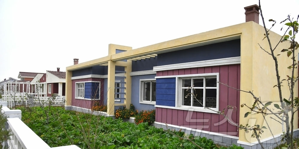 (평양 노동신문=뉴스1) = 북한 노동당 기관지 노동신문은 11일 "서해곡창의 배천군 역구도농장에서 새집들이가 진행됐다"고 보도했다. [국내에서만 사용가능. 재배포 금지. DB 금 …