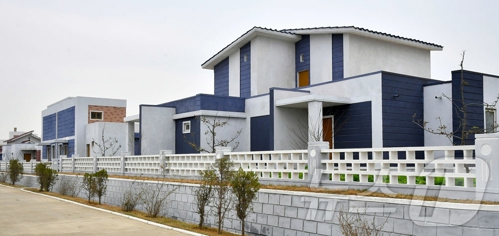 (평양 노동신문=뉴스1) = 북한 노동당 기관지 노동신문은 11일 "서해곡창의 배천군 역구도농장에서 새집들이가 진행됐다"고 보도했다. [국내에서만 사용가능. 재배포 금지. DB 금 …