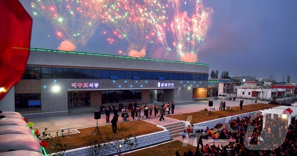 (평양 노동신문=뉴스1) = 북한 노동당 기관지 노동신문은 11일 "서해곡창의 배천군 역구도농장에서 새집들이가 진행됐다"고 보도했다. [국내에서만 사용가능. 재배포 금지. DB 금 …