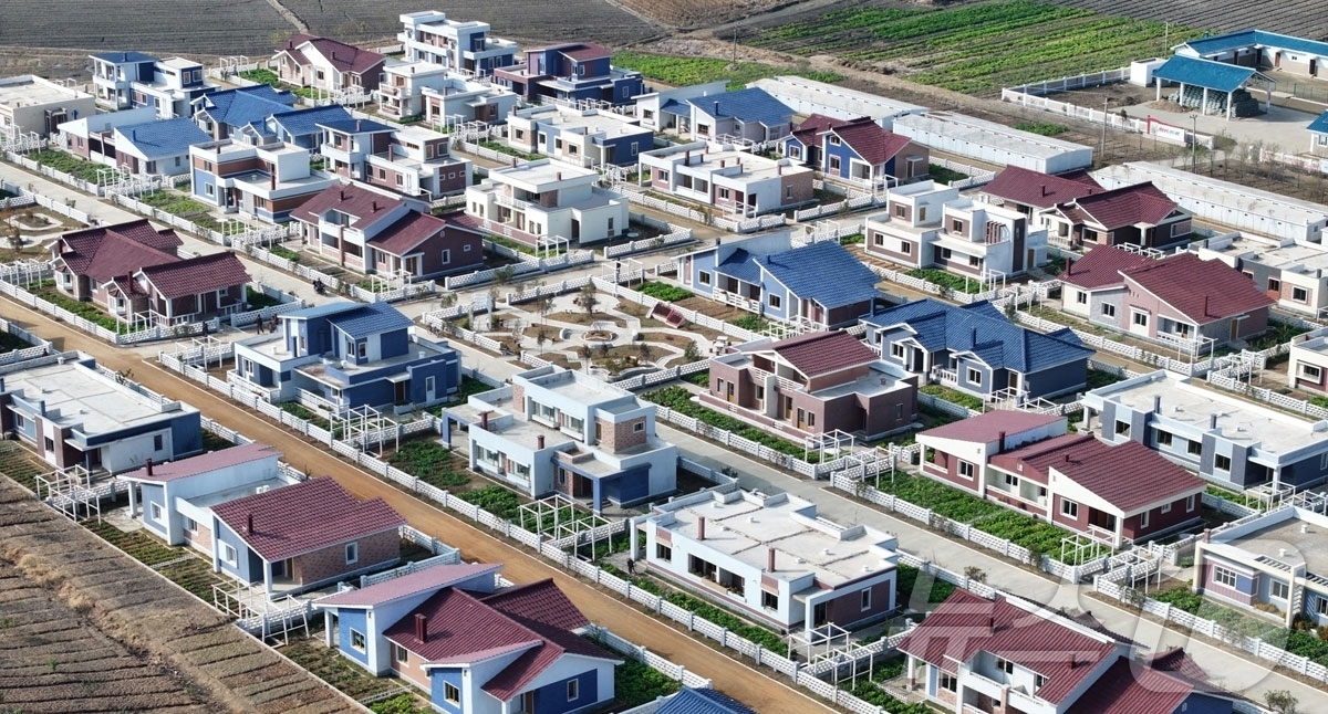 (평양 노동신문=뉴스1) = 북한 노동당 기관지 노동신문은 11일 "서해곡창의 배천군 역구도농장에서 새집들이가 진행됐다"고 보도했다. [국내에서만 사용가능. 재배포 금지. DB 금 …