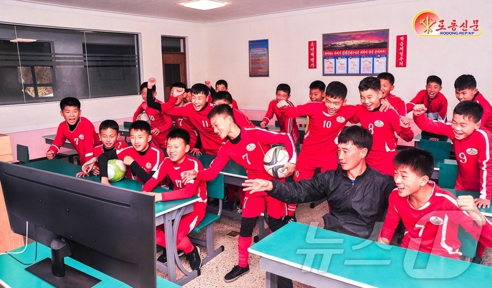 (평양 노동신문=뉴스1) = 북한 노동당 기관지 노동신문은 11일 "조국의 장한 딸들의 우승 소식으로 나라가 들썩이고 있다"고 보도했다. [국내에서만 사용가능. 재배포 금지. DB …