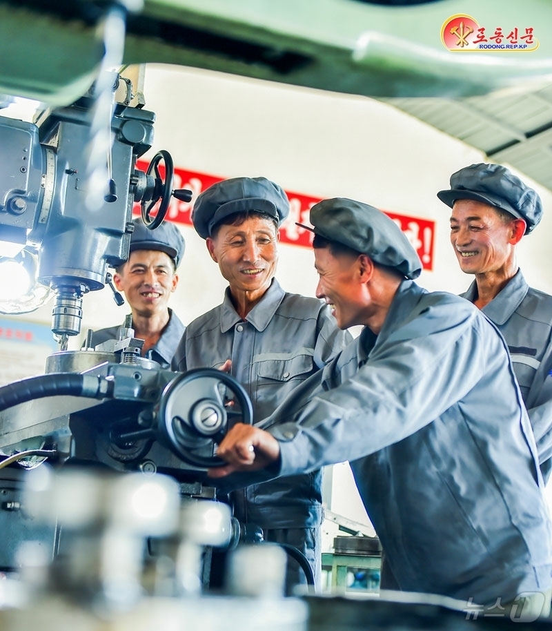 (평양 노동신문=뉴스1) = 북한 노동당 기관지 노동신문은 11일 만경대애국농장공장을 조명하며 "당결정관철에서 언제나 앞장서도록 이끌어주고 있다"고 보도했다. [국내에서만 사용가능 …