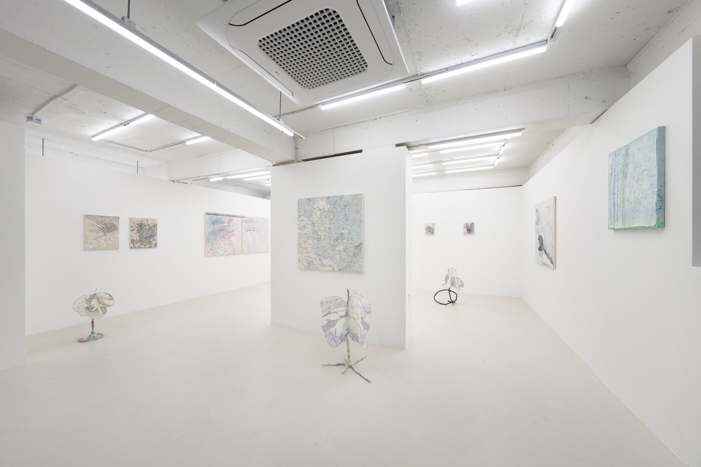 본문 이미지 - 홍우진 &#39;윙비트&#39;전 전시 전경 &#40;사진: 스튜디오 오실로스코프/ 제공: 컷더케이크&#41;