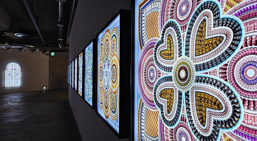 본문 이미지 - 김범수, Blooming Memories – 꽃밭에서, 2025 영화필름, 아크릴BOX, LED조명, 레진 90&times;90&times;10cm (9ea) (사비나미술관 제공)