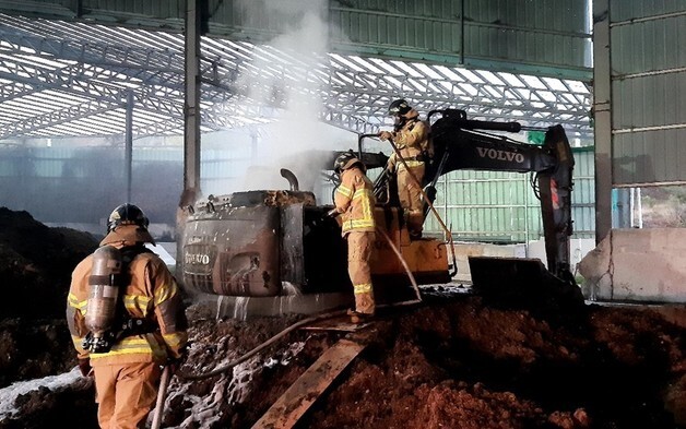 영천 퇴비창고서 굴삭기 엔진 과열로 불…인명피해 없어
