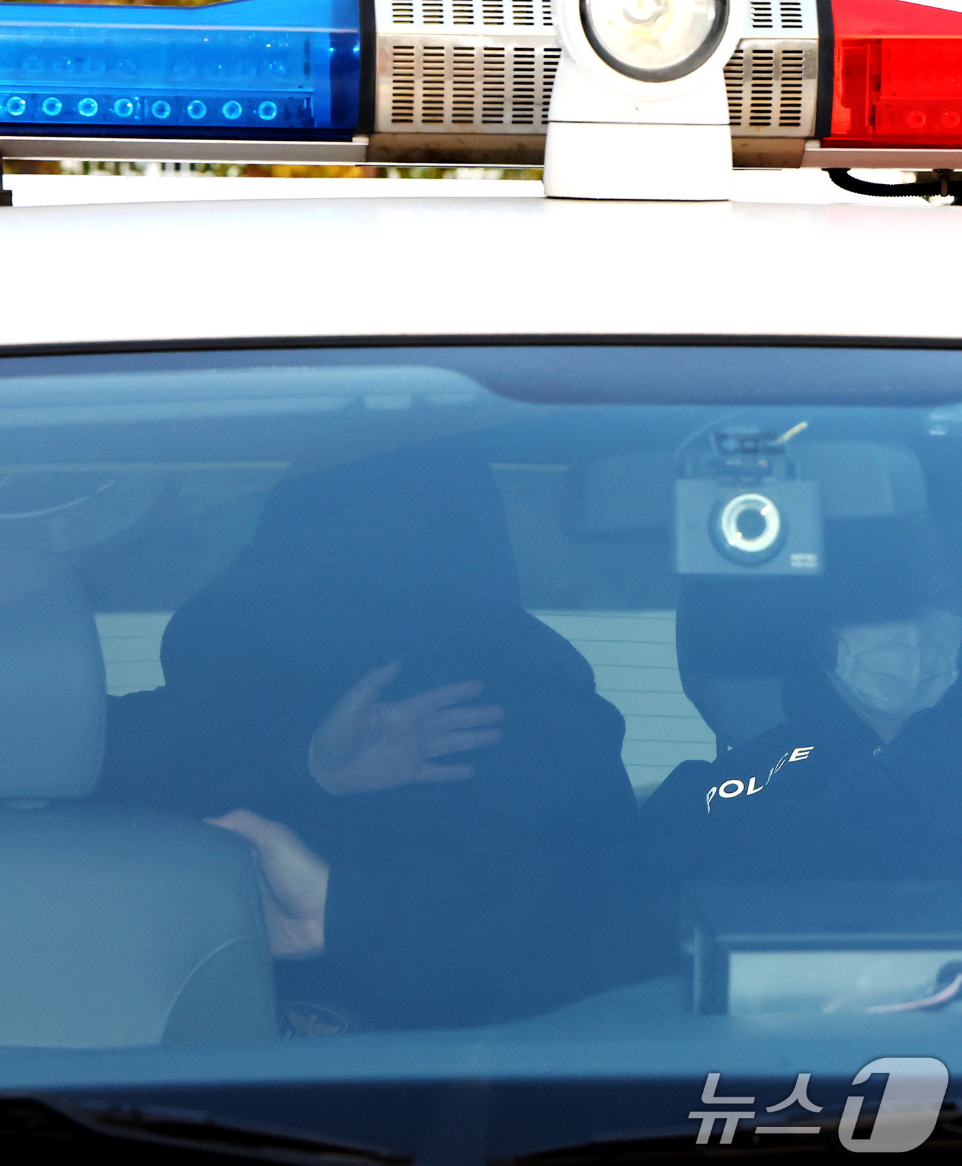 (서울=뉴스1) 장수영 기자 = 음주 운전 중 일본인 관광객 모녀를 들이받아 1명을 숨지게 한 30대 남성이 11일 오전 서울 동대문경찰에서 서울중앙지검으로 구속 송치되고 있다. …