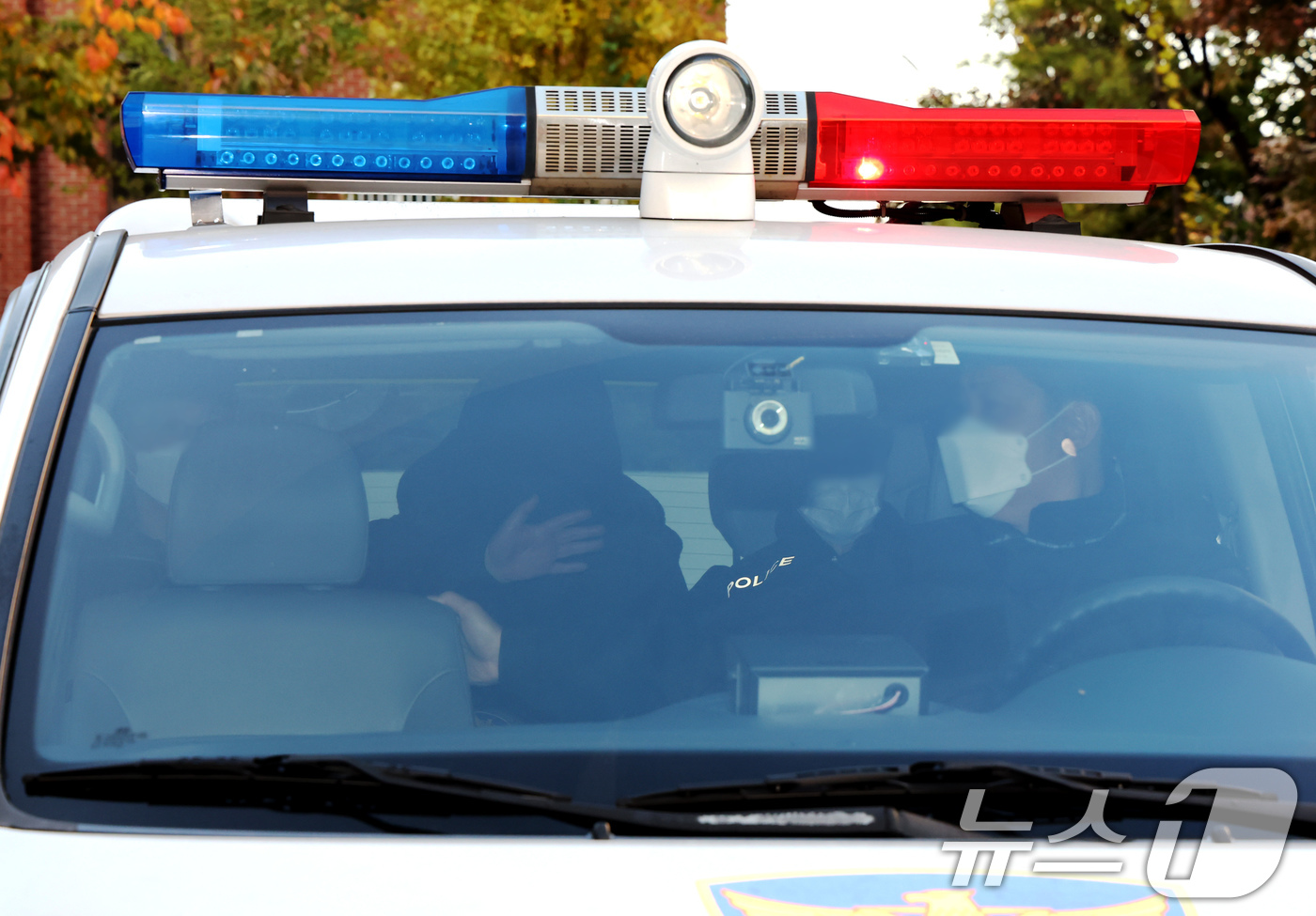 (서울=뉴스1) 장수영 기자 = 음주 운전 중 일본인 관광객 모녀를 들이받아 1명을 숨지게 한 30대 남성이 11일 오전 서울 동대문경찰에서 서울중앙지검으로 구속 송치되고 있다. …