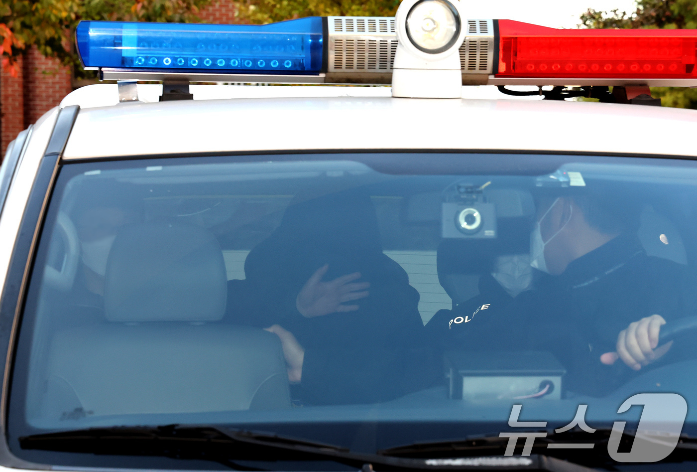 (서울=뉴스1) 장수영 기자 = 음주 운전 중 일본인 관광객 모녀를 들이받아 1명을 숨지게 한 30대 남성이 11일 오전 서울 동대문경찰에서 서울중앙지검으로 구속 송치되고 있다. …