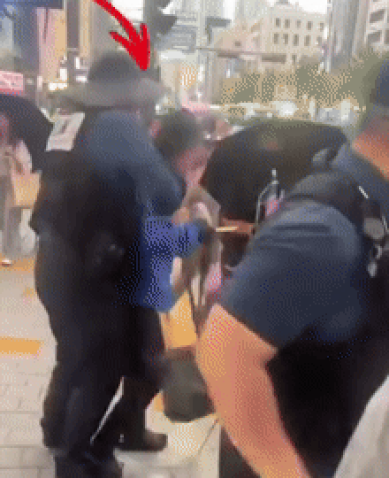 본문 이미지 - 한 한국인 여성이 반중 시위대를 향해 커피를 뿌리고 있다. 출처=스레드