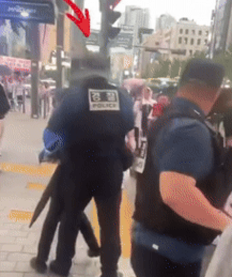 본문 이미지 - 한 한국인 여성이 반중 시위대를 향해 커피를 뿌린뒤 경찰에 제지 당하고 있다. 출처=스레드