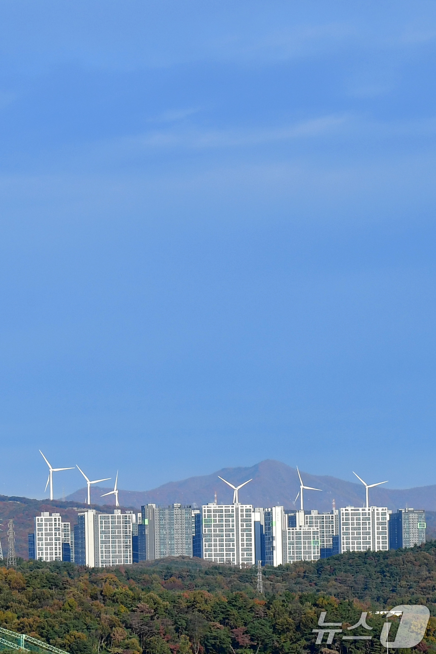 (포항=뉴스1) 최창호 기자 = 11일 오전 경북 포항시 북구 흥해읍 아파트 단지 뒤로 보이는 풍력발전기가 불어오는 가을 바람에 발전을 하고 있다. 2025.11.11/뉴스1