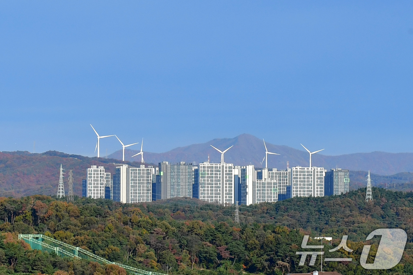 (포항=뉴스1) 최창호 기자 = 11일 오전 경북 포항시 북구 흥해읍 아파트 단지 뒤로 보이는 풍력발전기가 불어오는 가을 바람에 발전을 하고 있다. 2025.11.11/뉴스1