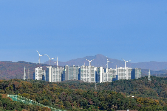 가을 바람타고 돌아가는 풍력발전기