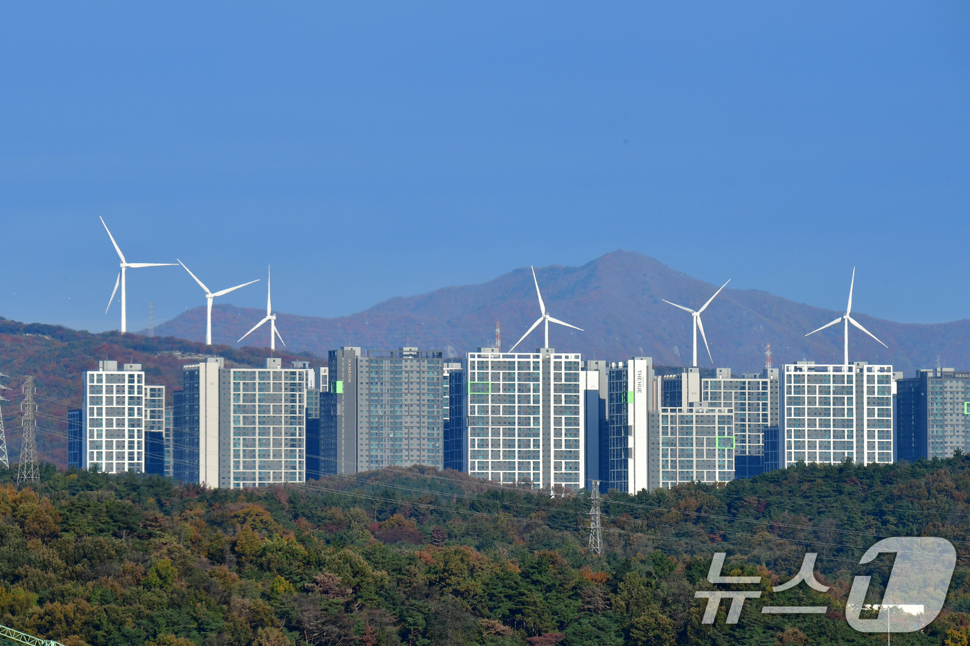 (포항=뉴스1) 최창호 기자 = 11일 오전 경북 포항시 북구 흥해읍 아파트 단지 뒤로 보이는 풍력발전기가 불어오는 가을 바람에 발전을 하고 있다.  2025.11.11/뉴스1