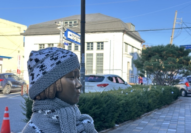 충주 식산은행 건물 옆 평화의 소녀상…"올겨울 더 추워 보이네요"