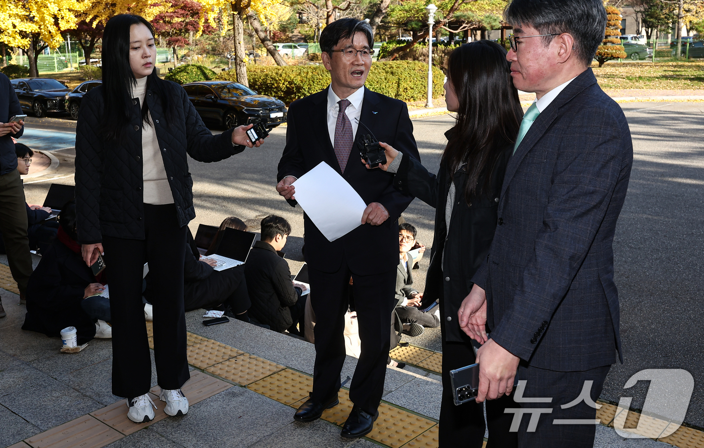 (과천=뉴스1) 김도우 기자 = 오동운 고위공직자범죄수사처장이 11일 오전 정부과천청사 공수처로 출근하며 입장문을 읽은 후 취재진 질문에 답하고 있다. 2025.11.11/뉴스1