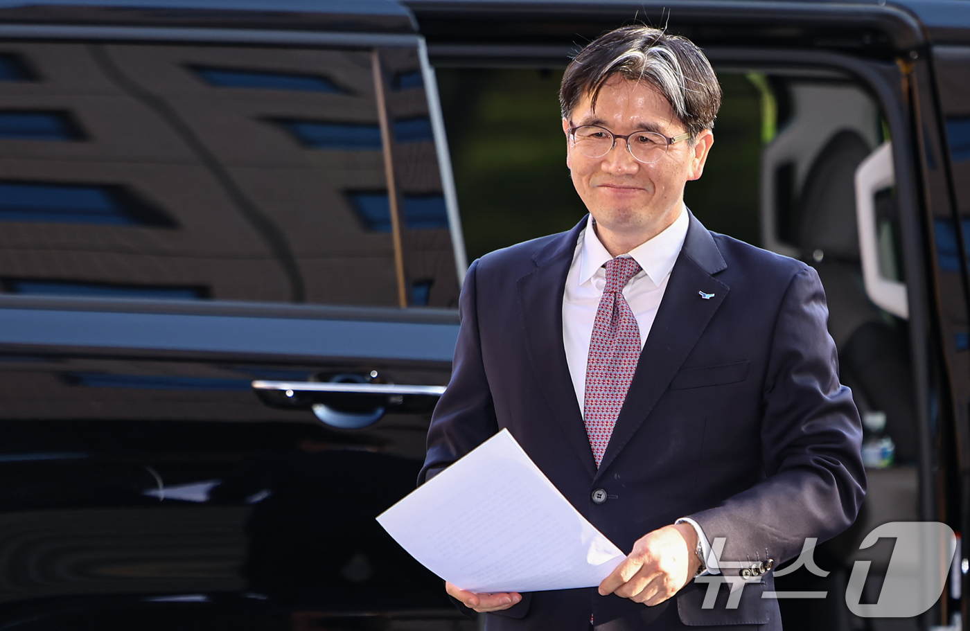 (과천=뉴스1) 김도우 기자 = 오동운 고위공직자범죄수사처장이 11일 오전 정부과천청사 공수처로 출근하며 미소짓고 있다. 2025.11.11/뉴스1