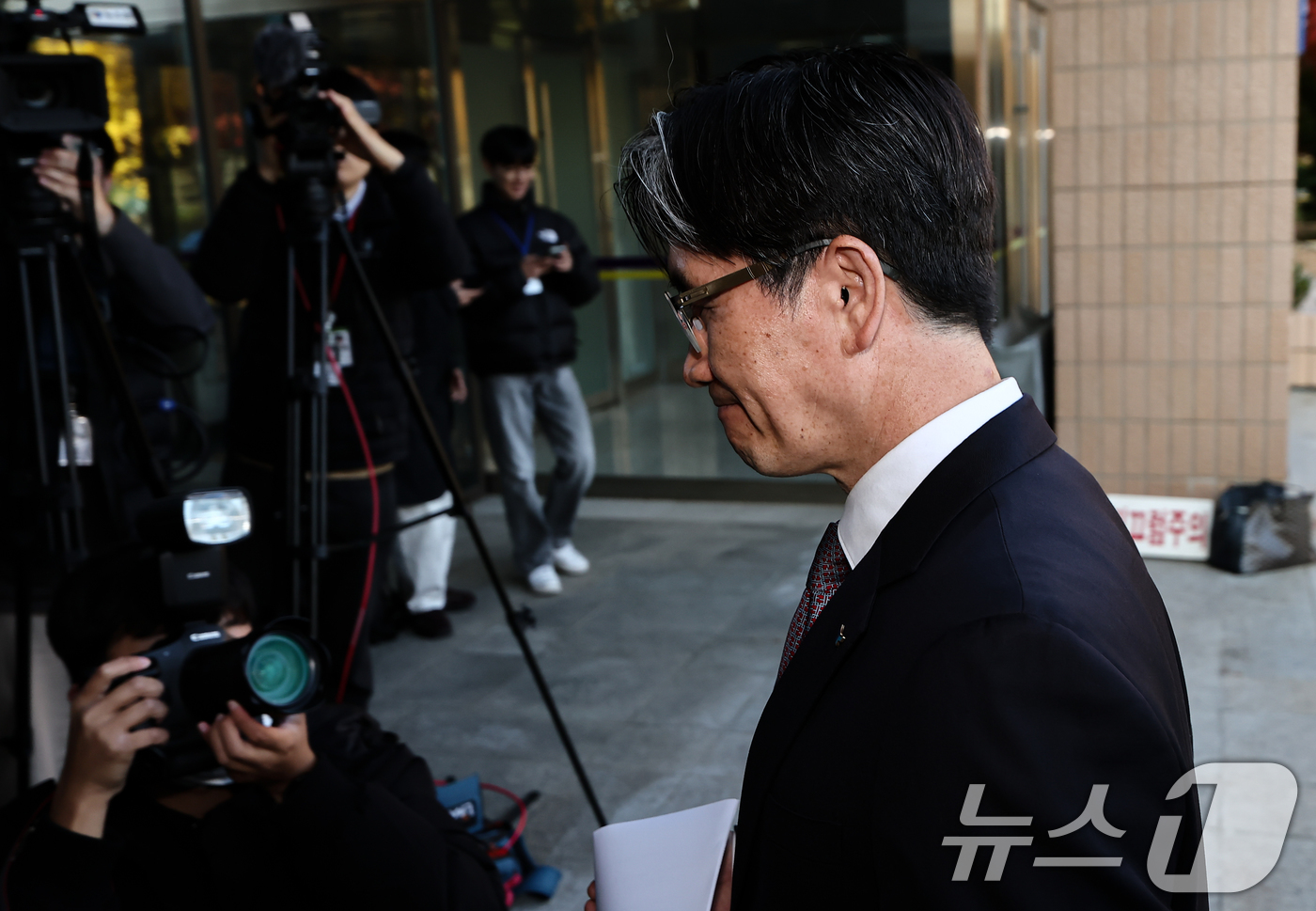 (과천=뉴스1) 김도우 기자 = 오동운 고위공직자범죄수사처장이 11일 오전 정부과천청사 공수처로 출근하며 취재진 질문에 답을 마치고 이동하고 있다. 2025.11.11/뉴스1