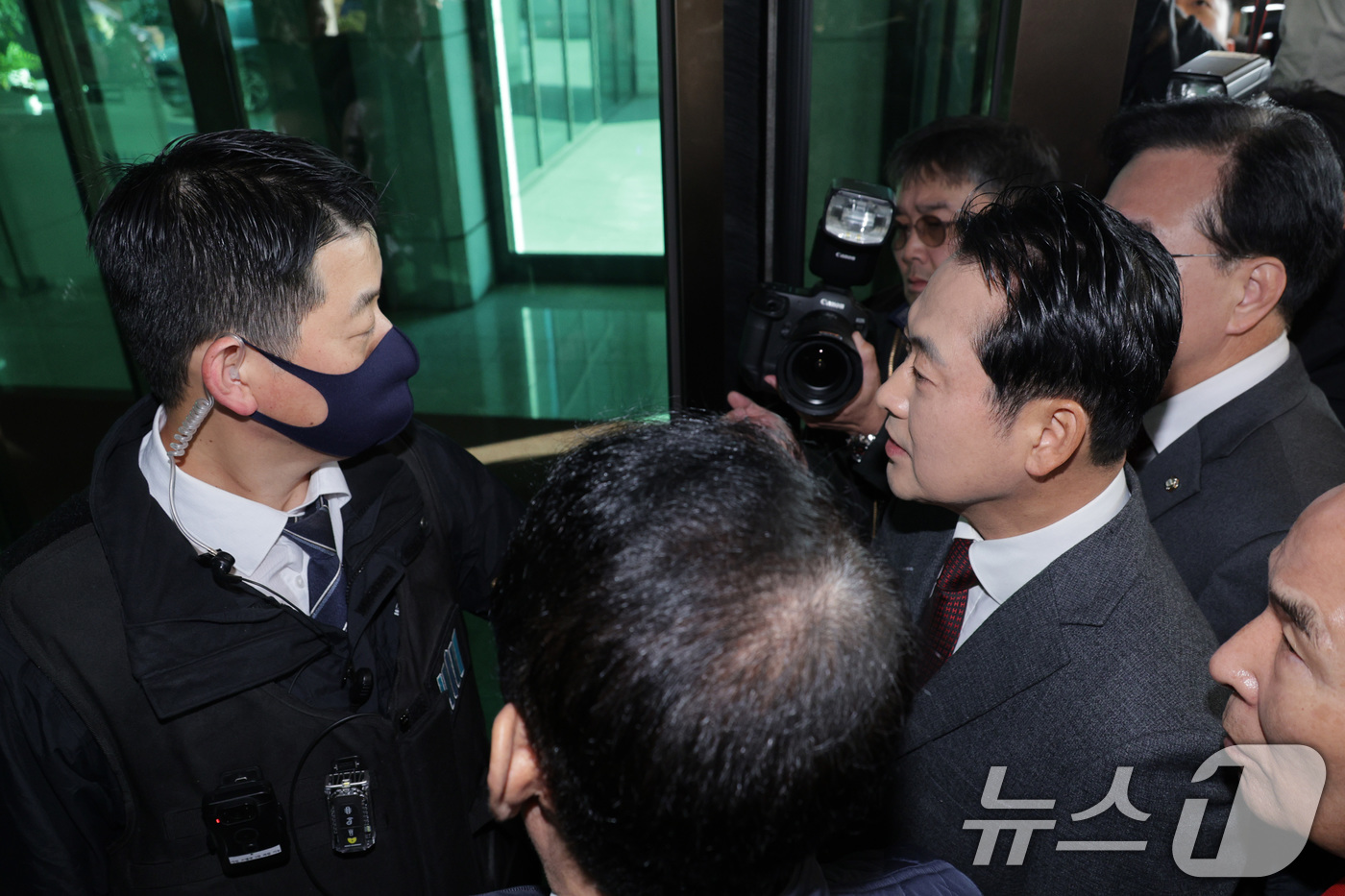 (서울=뉴스1) 신웅수 기자 = 장동혁 국민의힘 대표와 송언석 원내대표가 11일 오전 서울 서초구 대검찰청을 항의 방문하던 중 방호직원에게 가로막혀 대치하고 있다. 2025.11. …