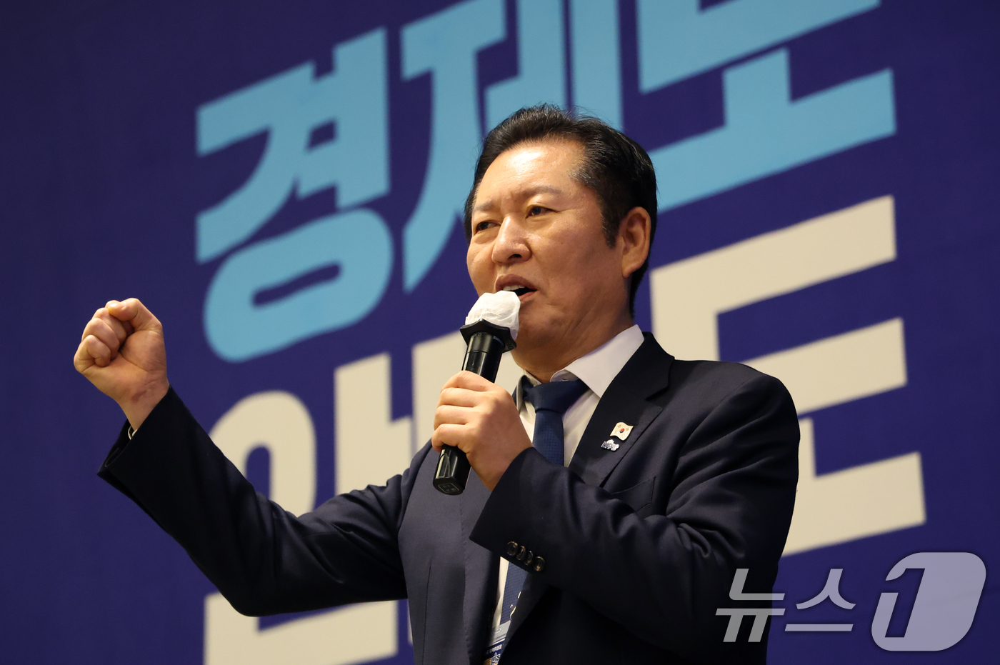 (경기광주=뉴스1) 김영운 기자 = 정청래 더불어민주당 대표가 11일 오전 경기 광주시 곤리암리조트에서 열린 '2025 더불어민주당 전국 지역위원장 워크숍'에서 발언을 하고 있다. …