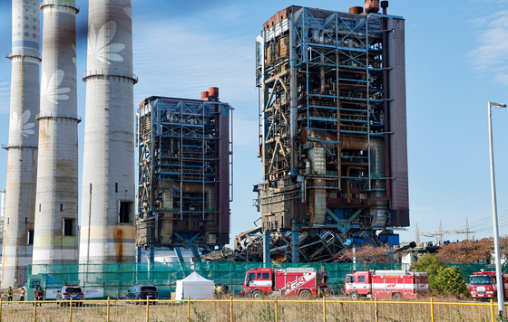 [르포]보일러 타워 4·6호기 발파 '임박'…숨죽인 울산화력 사고현장