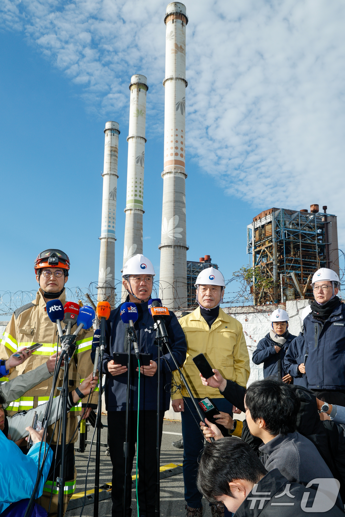 (울산=뉴스1) 안은나 기자 = 김영훈 고용노동부 장관이 붕괴 사고 엿새째인 11일 오전 한국동서발전 울산화력발전소 앞에서 보일러 타워 4호기, 6호기의 발파 시점 관련 중수본 브 …