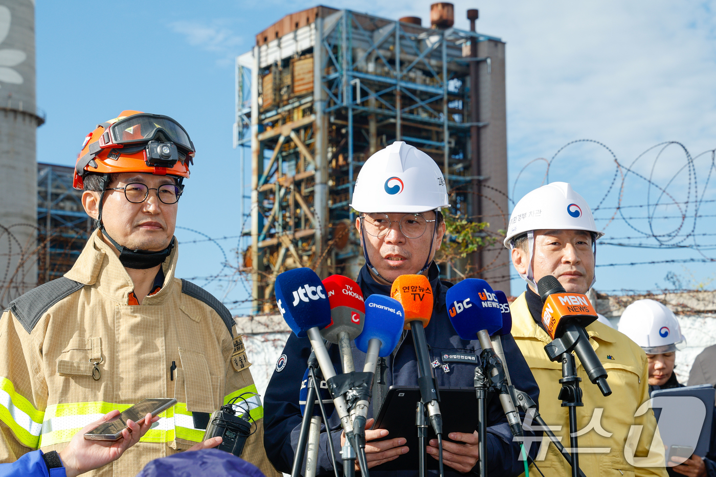 (울산=뉴스1) 안은나 기자 = 김영훈 고용노동부 장관이 붕괴 사고 엿새째인 11일 오전 한국동서발전 울산화력발전소 앞에서 보일러 타워 4호기, 6호기의 발파 시점 관련 중수본 브 …