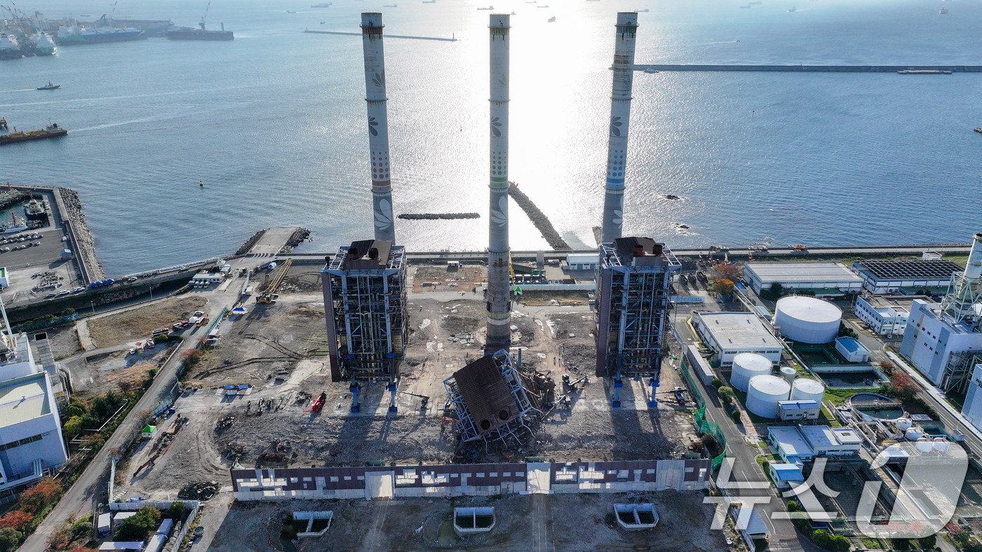 (울산=뉴스1) 안은나 기자 = 11일 오전 보일러 타워 4·6호기 발파 해체 작업을 앞둔 한국동서발전 울산화력발전소 사고 현장. 중앙사고수습본부는 이날 낮 12시 발파를 예고했으 …