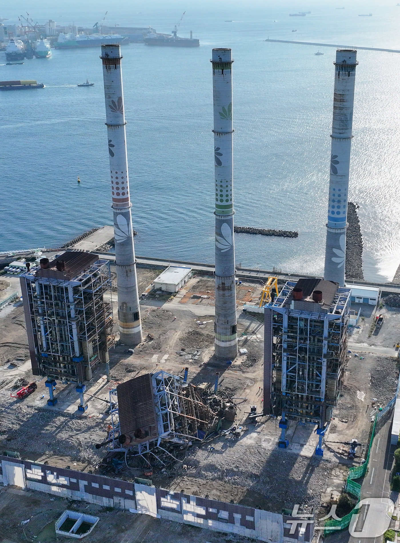 (울산=뉴스1) 안은나 기자 = 11일 오전 보일러 타워 4·6호기 발파 해체 작업을 앞둔 한국동서발전 울산화력발전소 사고 현장. 중앙사고수습본부는 이날 낮 12시 발파를 예고했으 …