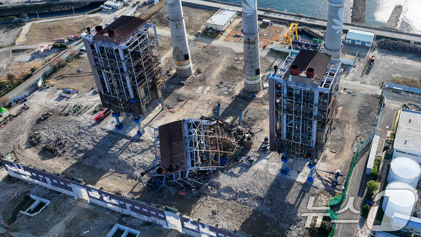 (울산=뉴스1) 안은나 기자 = 11일 오전 보일러 타워 4·6호기 발파 해체 작업을 앞둔 한국동서발전 울산화력발전소 사고 현장. 중앙사고수습본부는 이날 낮 12시 발파를 예고했으 …