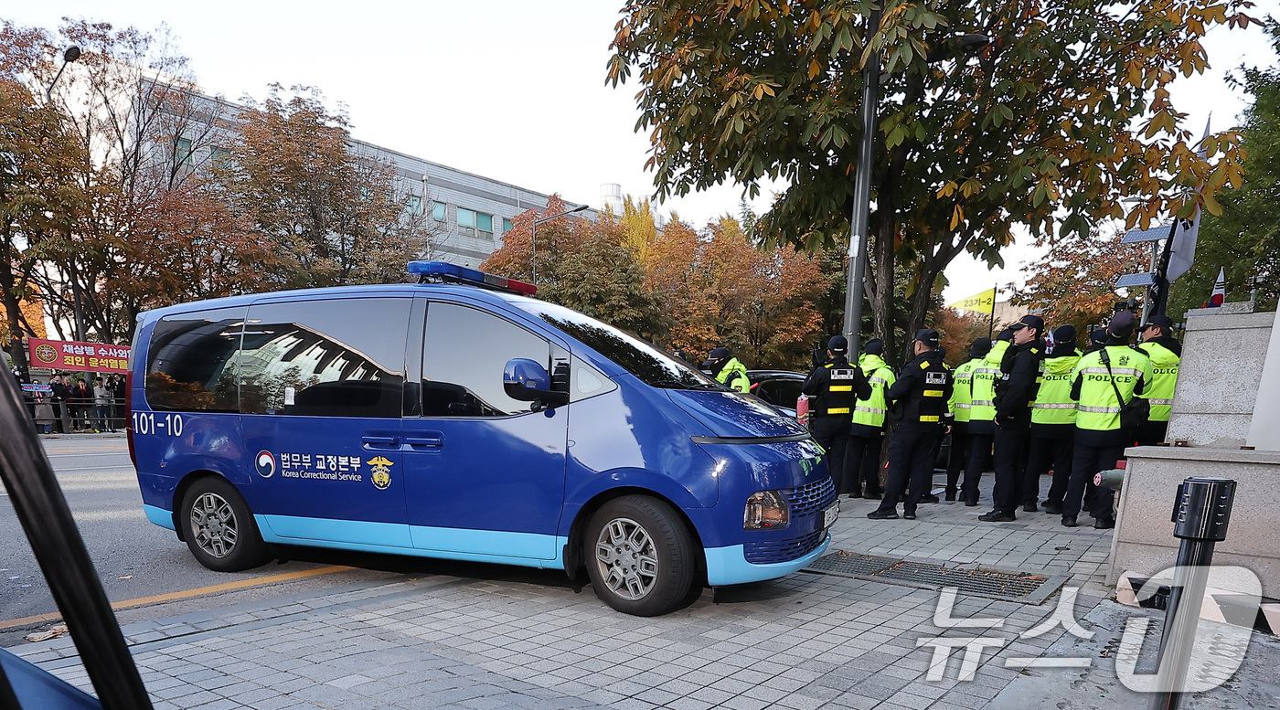 (서울=뉴스1) 김성진 기자 = 해병대 채 상병 순직사건 수사외압 의혹의 정점인 윤석열 전 대통령이 탑승한 호송차가 11일 서울 서초구 순직해병 특별검사팀(특별검사 이명현) 사무실 …