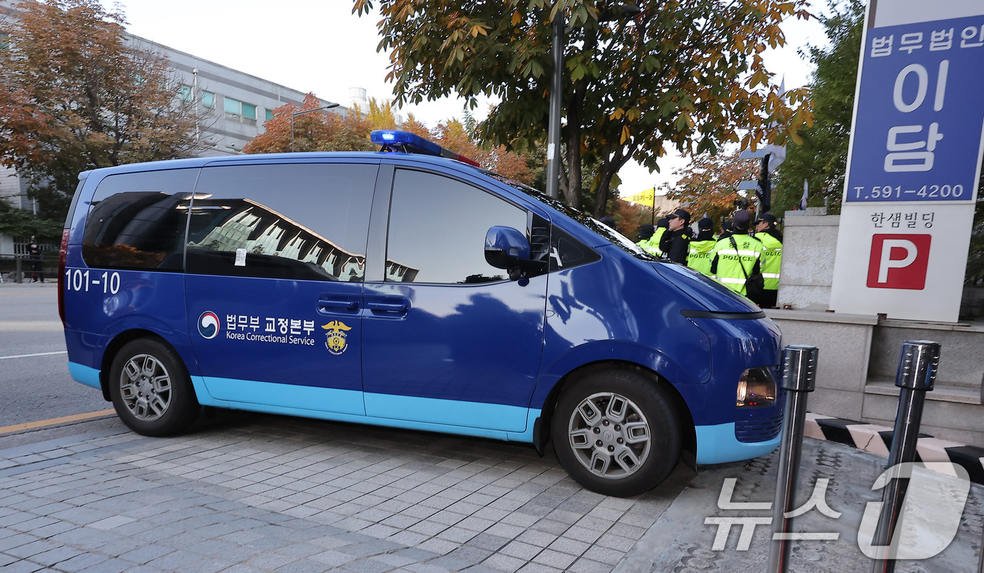 (서울=뉴스1) 김성진 기자 = 해병대 채 상병 순직사건 수사외압 의혹의 정점인 윤석열 전 대통령이 탑승한 호송차가 11일 서울 서초구 순직해병 특별검사팀(특별검사 이명현) 사무실 …