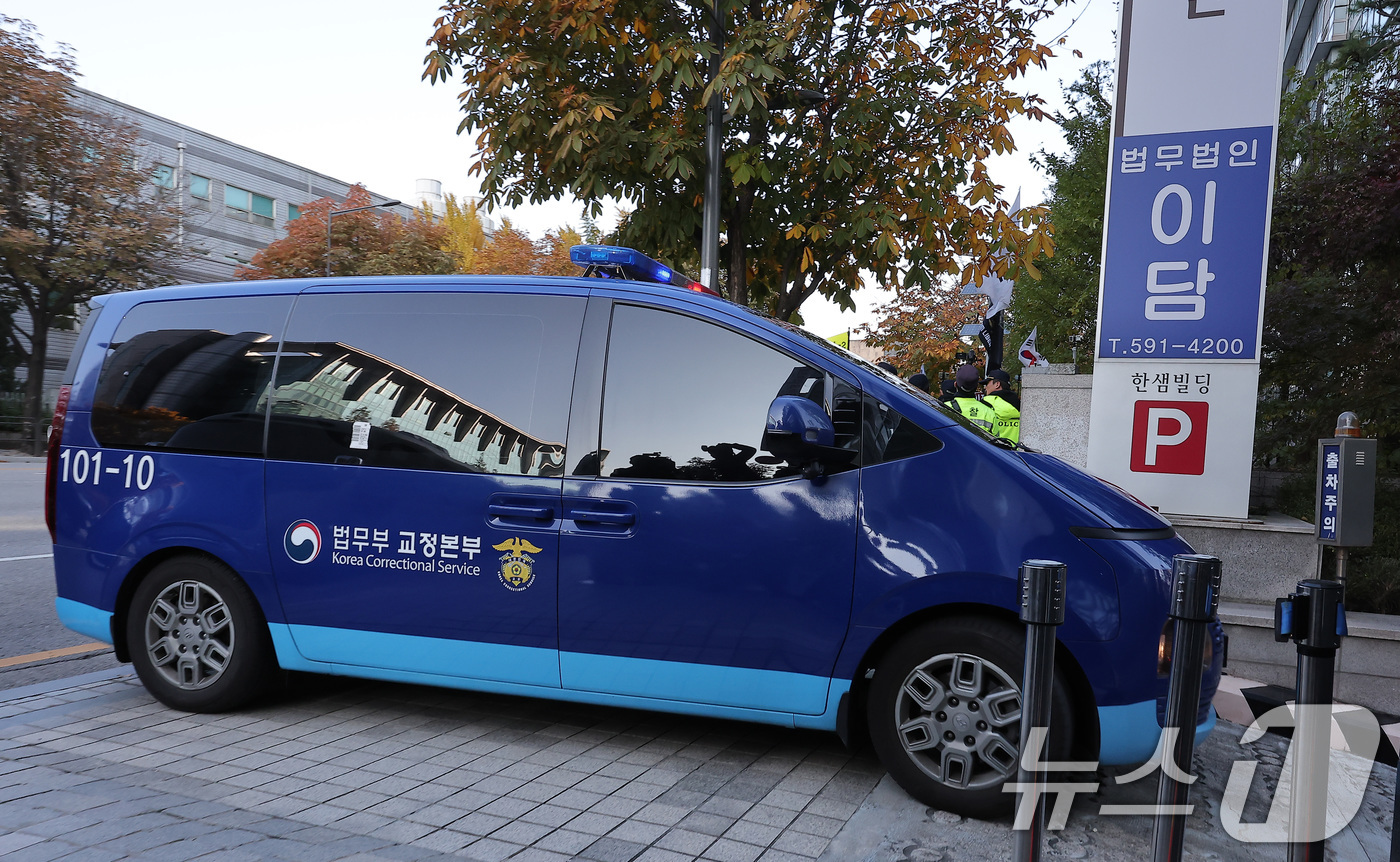 (서울=뉴스1) 김성진 기자 = 해병대 채 상병 순직사건 수사외압 의혹의 정점인 윤석열 전 대통령이 탑승한 호송차가 11일 서울 서초구 순직해병 특별검사팀(특별검사 이명현) 사무실 …