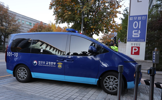 윤석열 대통령 탑승 호송차, 해병특검 도착