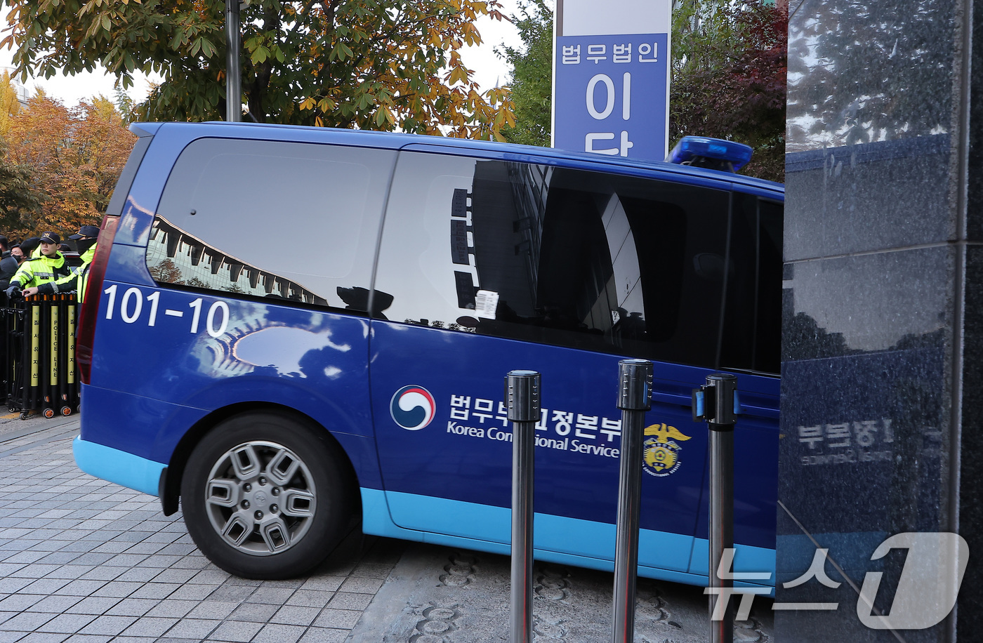 (서울=뉴스1) 김성진 기자 = 해병대 채 상병 순직사건 수사외압 의혹의 정점인 윤석열 전 대통령이 탑승한 호송차가 11일 서울 서초구 순직해병 특별검사팀(특별검사 이명현) 사무실 …