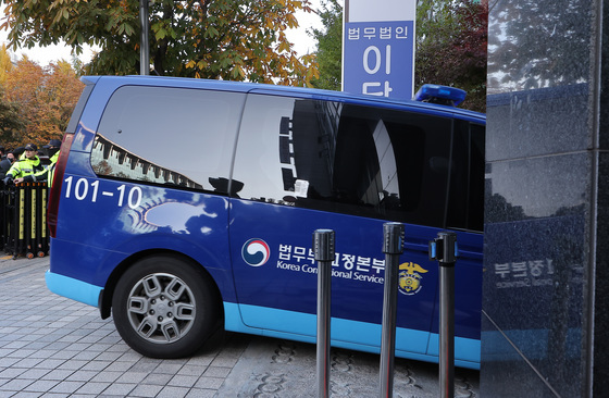 해병특검 들어서는 윤석열 대통령 탑승 호송차