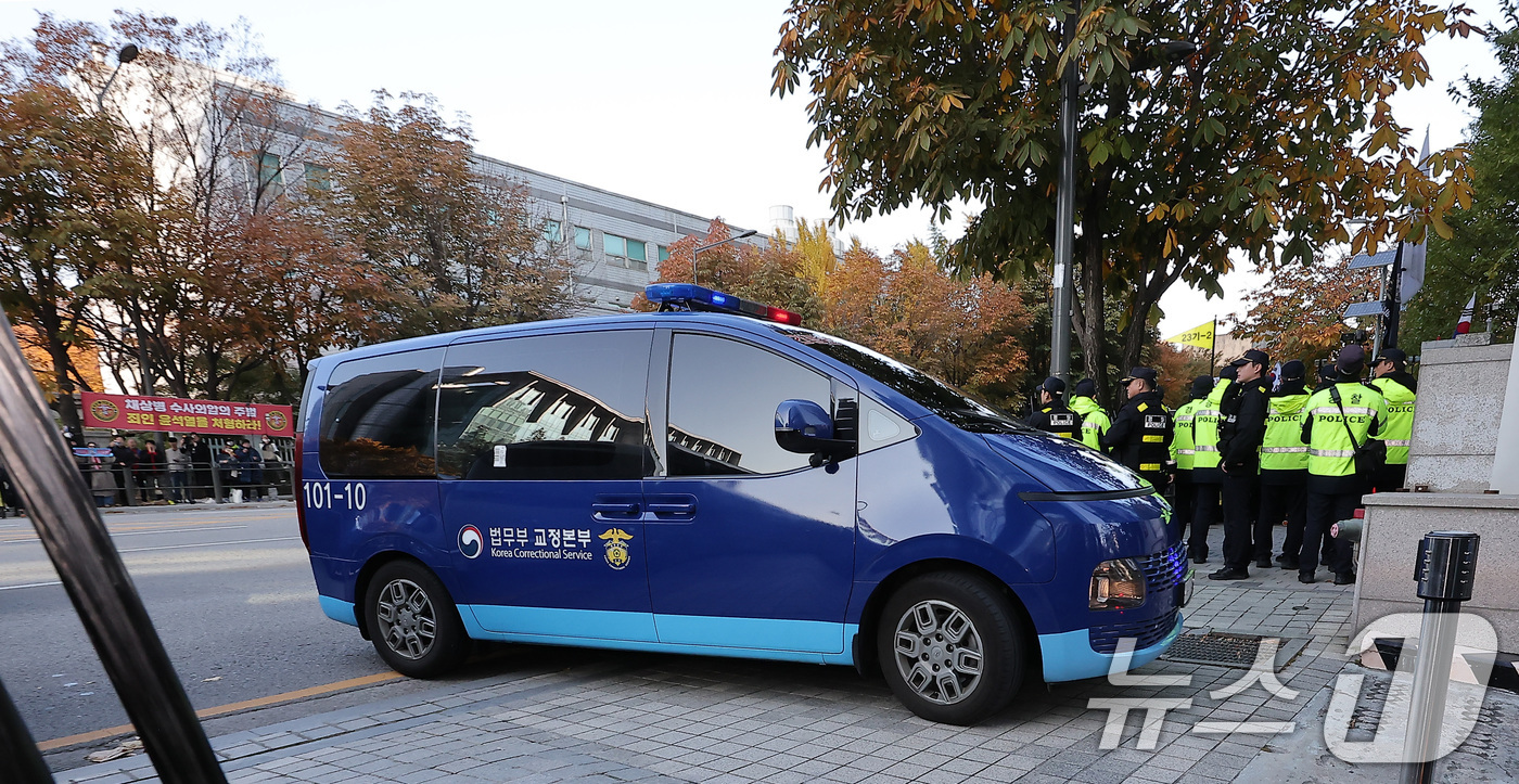 (서울=뉴스1) 김성진 기자 = 해병대 채 상병 순직사건 수사외압 의혹의 정점인 윤석열 전 대통령이 탑승한 호송차가 11일 서울 서초구 순직해병 특별검사팀(특별검사 이명현) 사무실 …
