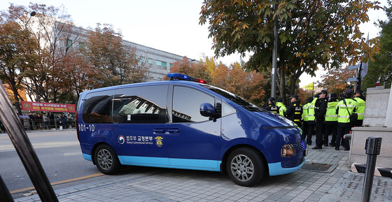 해병특검 들어서는 윤석열 대통령 탑승 호송차