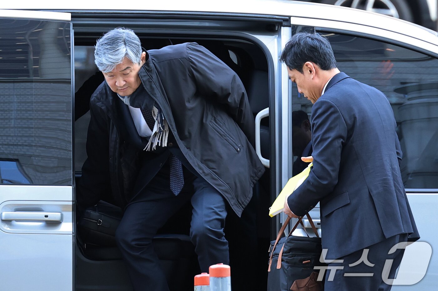 본문 이미지 - 12·3 비상계엄 사태에 연루된 조태용 전 국가정보원장이 11일 오전 서울 서초구 서울중앙지방법원에서 열린 구속 전 피의자 심문(영장실질심사)에 출석하고 있다. 2025.11.11/뉴스1 ⓒ News1 오대일 기자