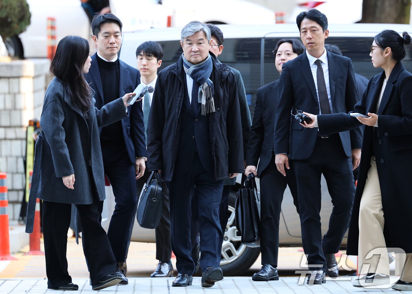 본문 이미지 - 12·3 비상계엄 사태에 연루된 조태용 전 국가정보원장이 11일 오전 서울 서초구 서울중앙지방법원에서 열린 구속 전 피의자 심문(영장실질심사)에 출석하고 있다.  2025.11.11/뉴스1 ⓒ News1 오대일 기자