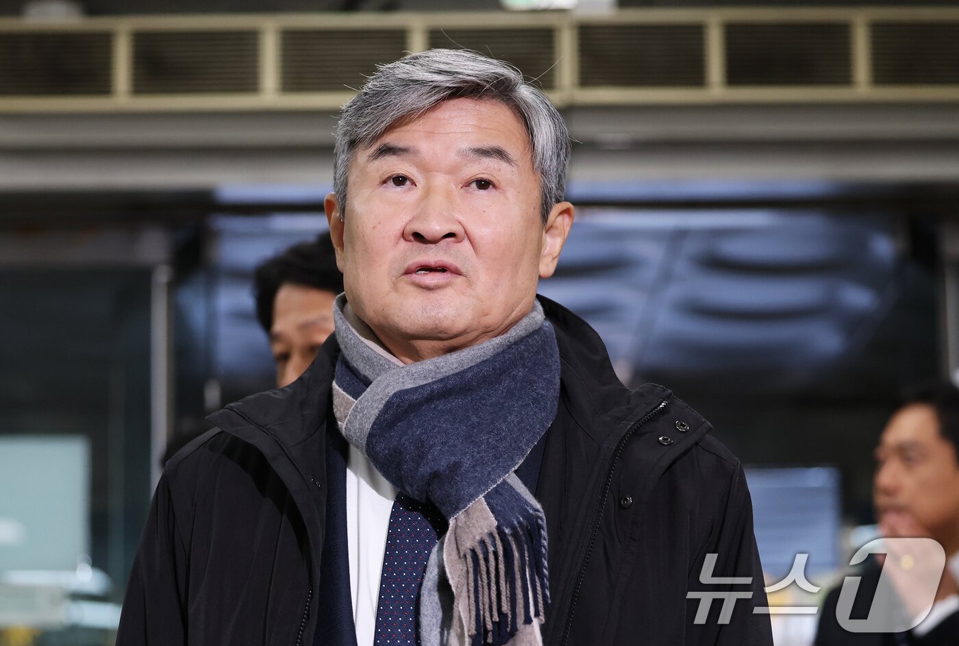 본문 이미지 - 12·3 비상계엄 사태에 연루된 조태용 전 국가정보원장이 11일 오전 서울 서초구 서울중앙지방법원에서 열린 구속 전 피의자 심문&#40;영장실질심사&#41;에 출석하며 짧은 심경을 밝히고 있다. 조 전 원장은 국가정보원법상 정치관여금지 위반, 직무유기, 위증, 증거인멸, 허위공문서 작성 및 허위작성공문서 행사, 국회에서의 증언·감정 등에 관한 법률 위반 등 혐의를 받는다. 2025.11.11/뉴스1 ⓒ News1 오대일 기자