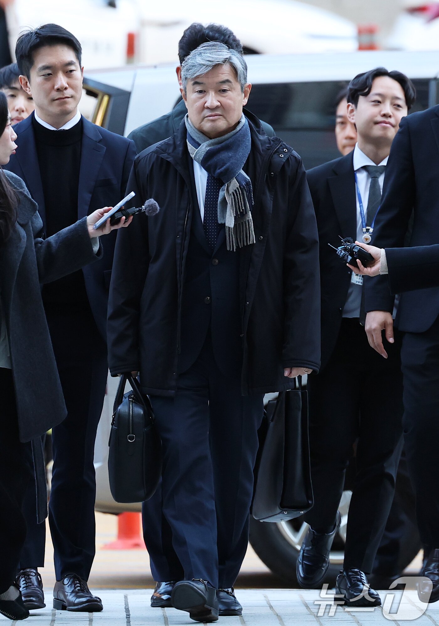 본문 이미지 - 12·3 비상계엄 사태에 연루된 조태용 전 국가정보원장이 11일 오전 서울 서초구 서울중앙지방법원에서 열린 구속 전 피의자 심문(영장실질심사)에 출석하고 있다.  2025.11.11/뉴스1 ⓒ News1 오대일 기자