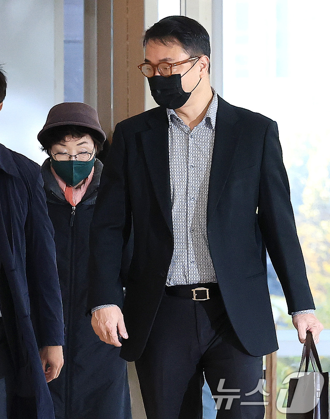 (서울=뉴스1) 임세영 기자 = 윤석열 전 대통령의 부인 김건희 여사의 모친 최은순씨와 오빠 김진우씨가 11일 오전 서울 종로구 KT광화문빌딩 웨스트에 마련된 김건희특검 사무실에 …