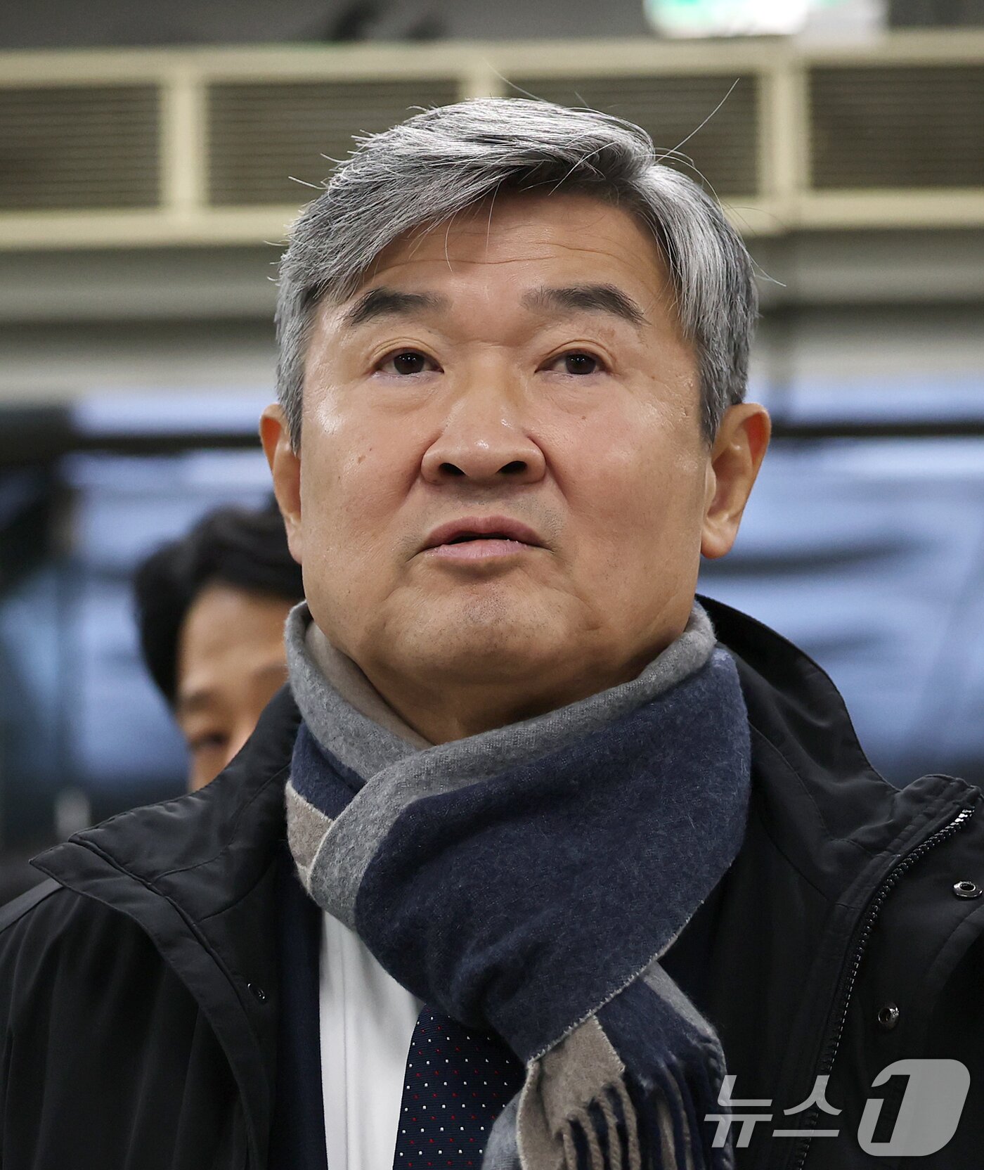 본문 이미지 - 12·3 비상계엄 사태에 연루된 조태용 전 국가정보원장이 11일 오전 서울 서초구 서울중앙지방법원에서 열린 구속 전 피의자 심문(영장실질심사)에 출석하며 짧은 심경을 밝히고 있다. 2025.11.11/뉴스1 ⓒ News1 오대일 기자