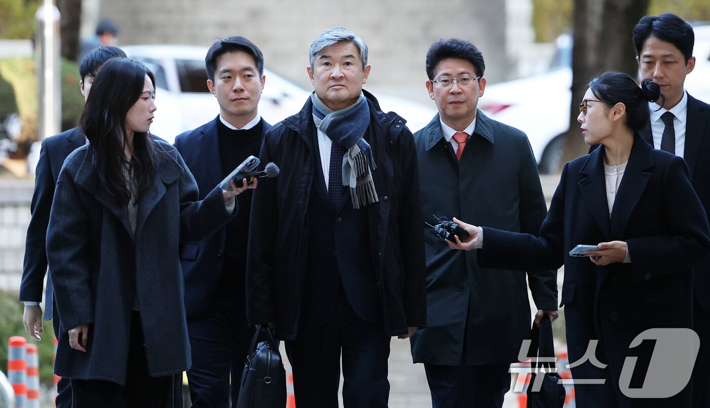 본문 이미지 - 12·3 비상계엄 사태에 연루된 조태용 전 국가정보원장이 11일 오전 서울 서초구 서울중앙지방법원에서 열린 구속 전 피의자 심문(영장실질심사)에 출석하고 있다. 2025.11.11/뉴스1 ⓒ News1 오대일 기자