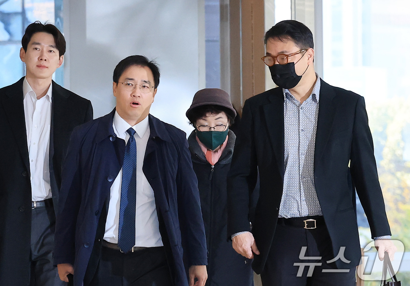 (서울=뉴스1) 임세영 기자 = 윤석열 전 대통령의 부인 김건희 여사의 모친 최은순씨(오른쪽 두번째)와 오빠 김진우씨(오른쪽 첫번째)가 11일 오전 서울 종로구 KT광화문빌딩 웨스 …