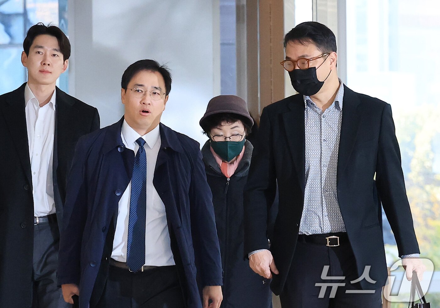 본문 이미지 - 윤석열 전 대통령의 부인 김건희 여사의 모친 최은순씨(오른쪽 두번째)와 오빠 김진우씨(오른쪽 첫번째)가 11일 오전 서울 종로구 KT광화문빌딩 웨스트에 마련된 김건희특검 사무실에 피의자 신분으로 출석하고 있다. 2025.11.11/뉴스1 ⓒ News1 임세영 기자